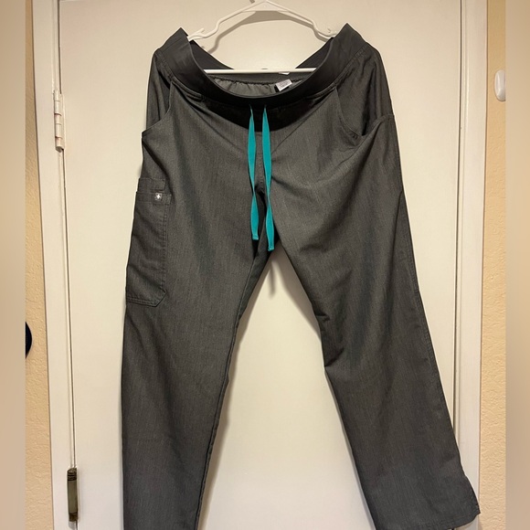 Figs scrub pants in grey - Picture 1 of 4